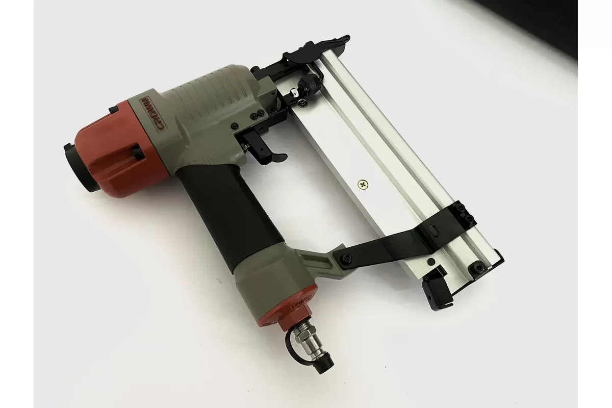 Пневматический гвоздезабивный пистолет CROWN CT38107BMC